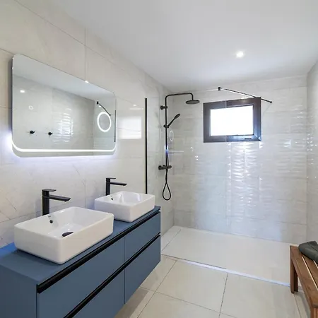Maria Carmen: Modern Beachside Retreat With Heated Pool Tias